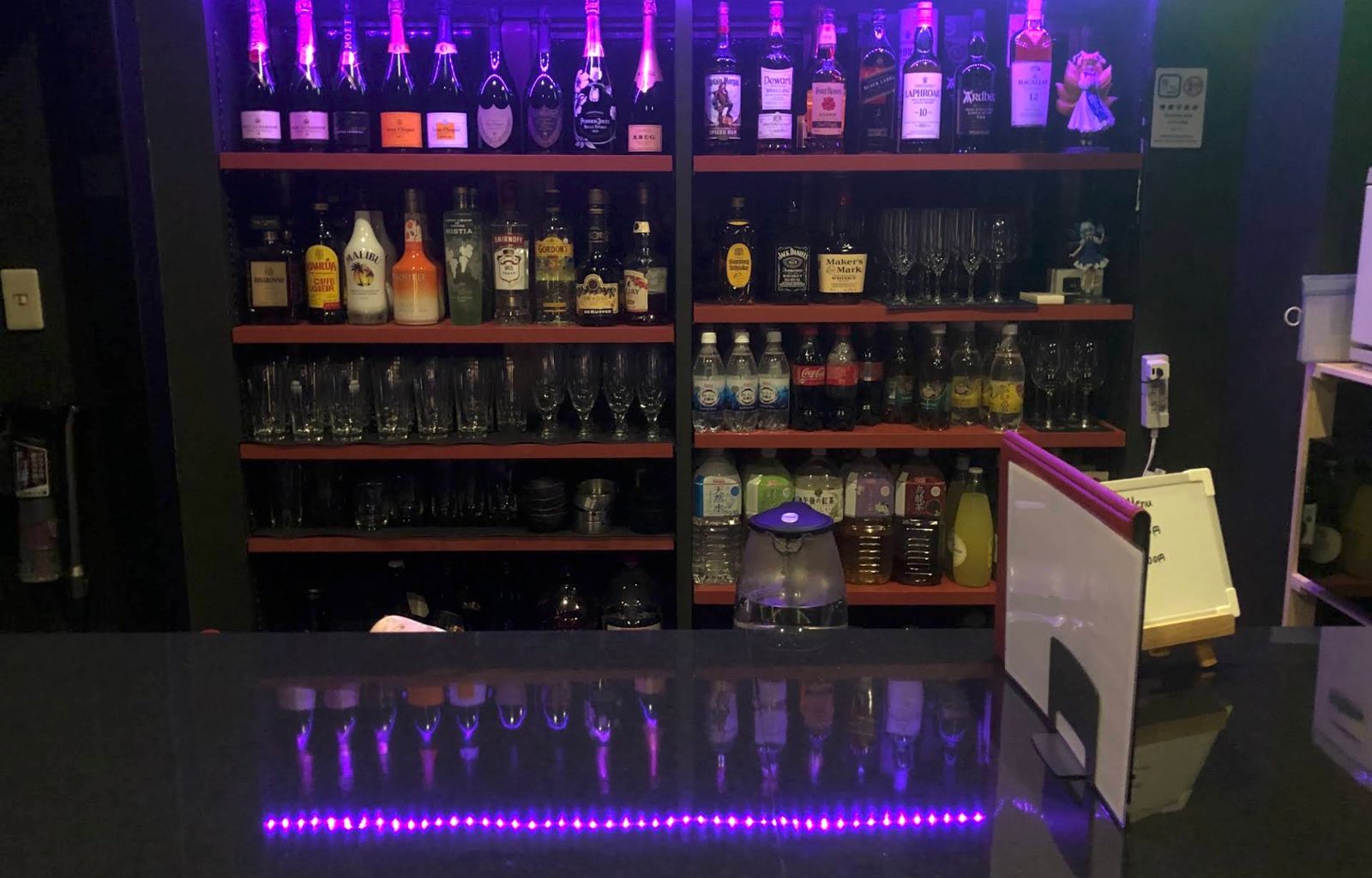 Bar NineTail カラオケ・ダーツ 店内写真